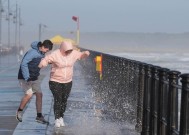 英国天气:发布警告称，英国将迎来6英寸的降雨和每小时60英里的大风